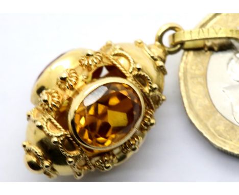 9ct gold charm set with three citrines, L: 3 cm, 8.6g. P&P Group 1 (£14+VAT for the first lot and £1+VAT for subsequent lots)