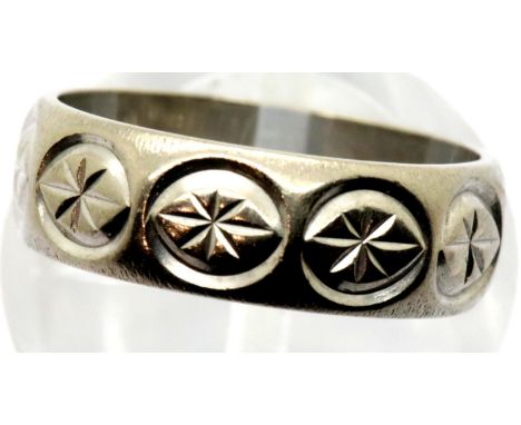 18ct white gold engraved band, 5.1g, size K. P&amp;P Group 1 (£14+VAT for the first lot and £1+VAT for subsequent lots). Cond