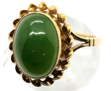 9ct gold ring set with a jade cabochon, size P/Q, 3.9g. P&P Group 1 (£14+VAT for the first lot and £1+VAT for subsequent lots