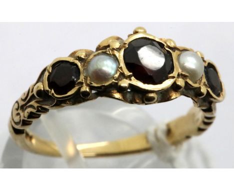 9ct gold ring set with garnets and pearls, size N/O, 2.8g. P&amp;P Group 1 (£14+VAT for the first lot and £1+VAT for subseque