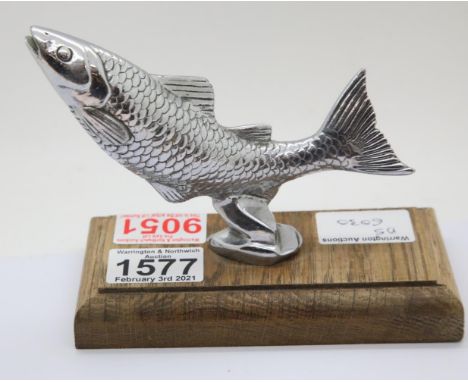 Vintage car mascot of leaping salmon by Desmo on an oak plinth, L: 17 cm. P&amp;P Group 2 (£18+VAT for the first lot and £3+V