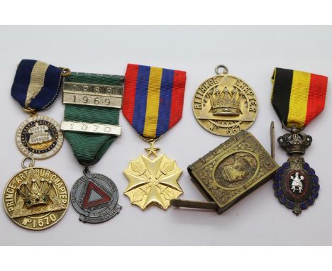 Mixed box of medals and badges. P&amp;P Group 1 (£14+VAT for the first lot and £1+VAT for subsequent lots) 