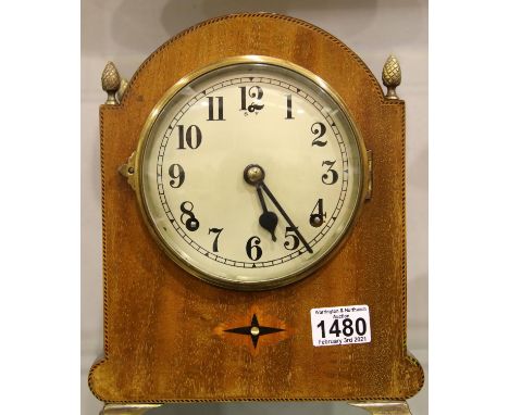 Edwardian inlaid mahogany chiming mantel clock, the movement set into an arched surround with gilt brass finials, H: 27 cm, w
