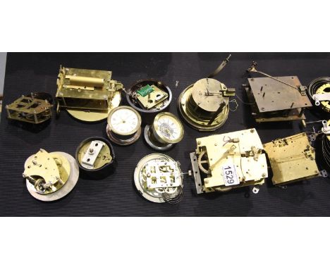 Quantity of mixed clocks and movements. P&amp;P Group 3 (£25+VAT for the first lot and £5+VAT for subsequent lots) 