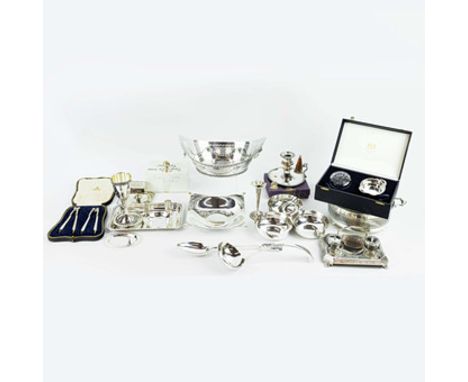 A QUANTITY OF SILVER AND PLATE. (QTY). including fourteen 925 sterling name place holders, eighteen silver plated scallop she