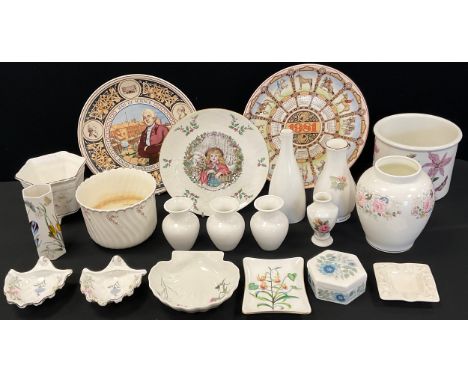 Ceramics - Wedgwood ‘Pink Garland’ planter, 11cm high, 'Clementine’ lidded box, Minton ‘Lilium’ trinket tray, Portmerion Bota