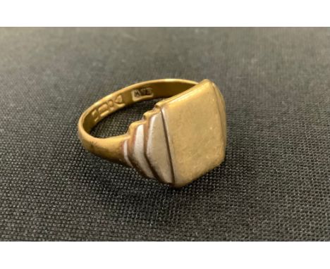 A 9ct gold signet ring, size S, 4.8g 