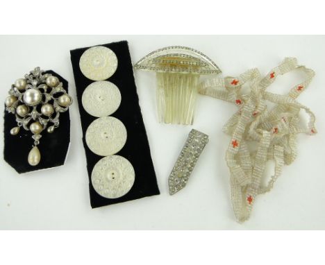 Quantity of jewellery 
including 4 Victorian carved mother of pearl buttons.