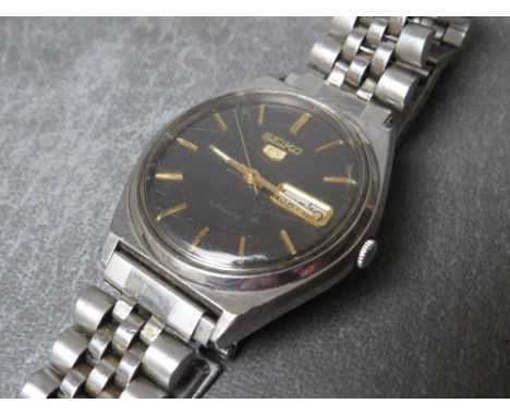 A SEIKO DAY DATE AUTOMATIC WRISTWATCH, with metal strap, dial Dia. 3 cm