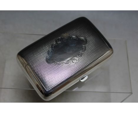 A HALLMARKED SILVER CIGAR CASE BY COLEN HEWER CHESHIRE - BIRMINGHAM 1890, with engine turned design and gilt interior, presen