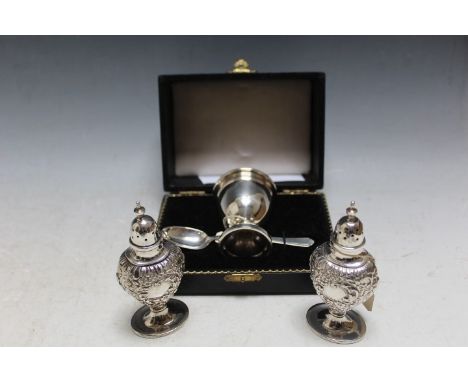 A COLLECTION OF HALLMARKED SILVER CONSISTING OF A PAIR OF PEPPERETTES - BIRMINGHAM 1901, and a cased matched egg cup and spoo