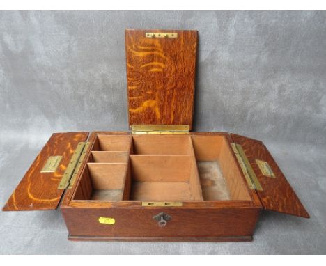 AN EDWARDIAN OAK HUMIDOR CIGAR BOX, L 31 cm, H 11 cm, W 20 cm