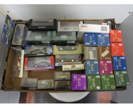A TRAY OF MIXED BOXED DIECAST CARS AND AEROPLANES, to include 13 x Brum ORo cars, 2 x Oxford Aston Martin 1:76 scale, Vanguar