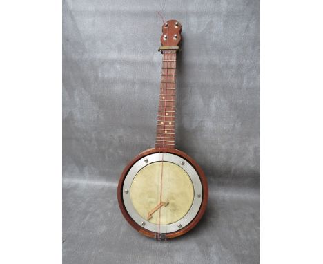 A VINTAGE BANJO UKELELE, L 52 cm