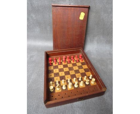 AN EARLY 20TH CENTURY TRAVELLING CHESS SET, with bone pieces, L 19 cm, W 15 cm, D 3 cm
