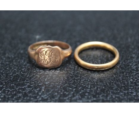 A HALLMARKED 9 CARAT ROSE GOLD SIGNET RING, approx weight 4g, together with an unmarked yellow metal wedding band, approx wei