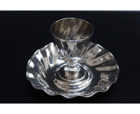 A HALLMARKED SILVER EGG CUP BY ROBERT PRINGLE &amp; SON - CHESTER 1906, approx weight 52.5g, Dia 10.25 cm