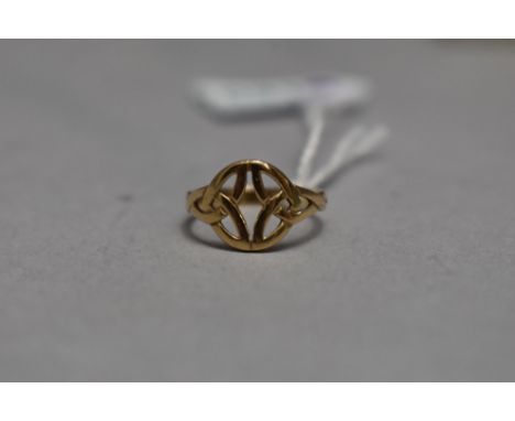 A small 9ct gold dress ring having open Celtic knot style detail, size K &amp; approx 1.8g