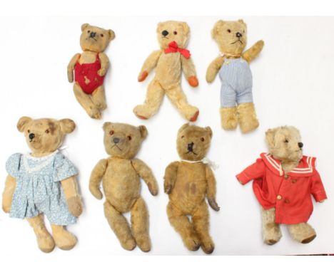 Bears: A collection of seven early to mid 20th century straw filled and other vintage teddy bears. Loved condition, wear expe