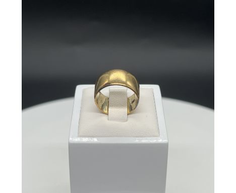 9ct yellow gold D shaped wedding band,
10mm,
7.21 grams in weight,
size leading edge M
&nbsp;