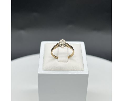 9ct yellow gold single solitaire diamond ring,
size M,
weight is 1.6 grams