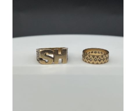 2x 9ct yellow gold rings,
both hallmarked,
H S ring is size M,
fancy pinky ring size leading edge E,
combined weight 8.4 gram