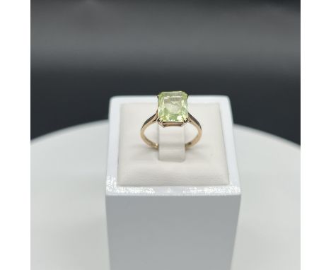 9ct yellow gold light green stone ring,
size L,
weight is 2.4 grams