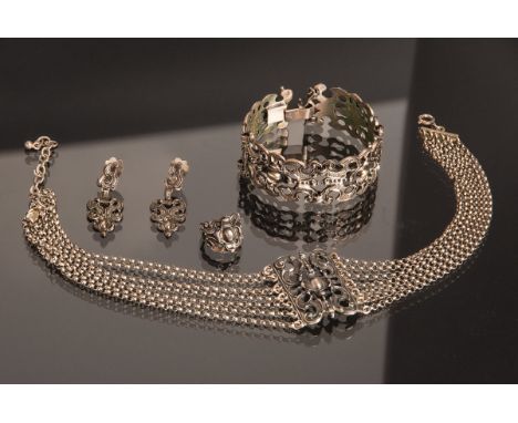 4-teiliges Set von Trachtenschmuck 925 Silber, bestehend aus: 1x Paar Ohrclips, 1xArmband, 1x Ring, 1x Kropfband, je gestempe