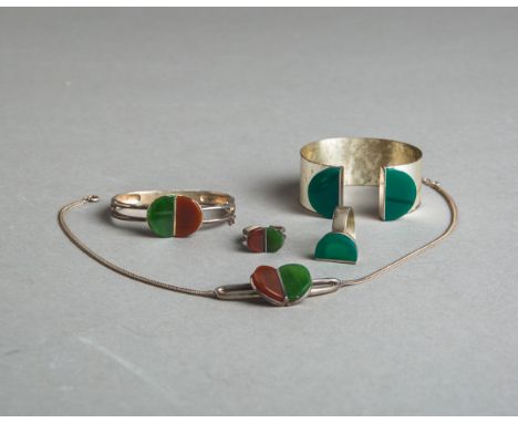 5-teiliges Konvolut Silberschmuck 925 Silber, bestehend aus: 1x Collier, 2x Armreif, 2xRing, je m. Besatz, je gestempelt: 925