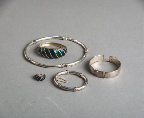 5-teiliges Konvolut von Silberschmuck 925 Silber, bestehend aus: 1x Armreif grünemailliert, 1x Ring grün emailliert, 1x Armre