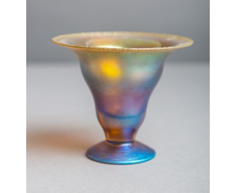 Kleine Schale (WMF, Myra Glas, 20/30er J.), irisierendes Glas, Karl Wiedmann, aufStandfuß, Gr. ca. H: 11 cm.