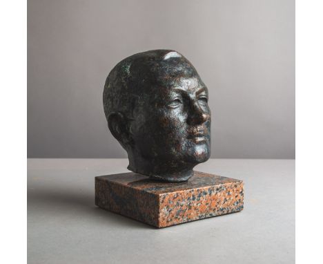 Unleserlich signiert "Müller-K(?)", Herrenportrait, Bronze, auf Steinbasis, H. ca. 31 cm.