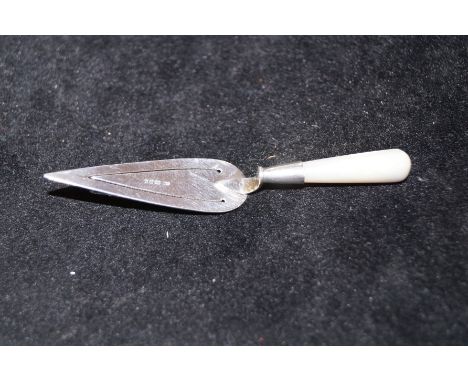 Silver mini trowel with mother of pearl handle (Length: 8cm)