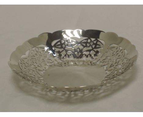 A small silver circular trinket dish having pierced decoration and shaped rim, Birmingham 1939, Roberts & Dore,  approx 73.2g