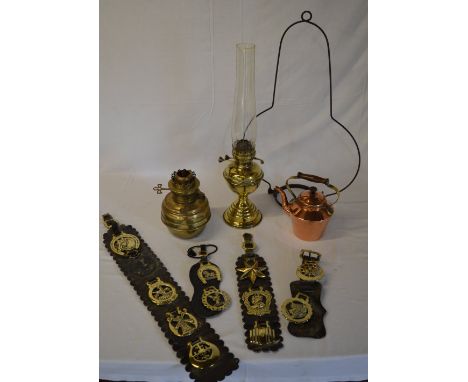 Brass paraffin lamp, copper kettle, horse brasses etc
