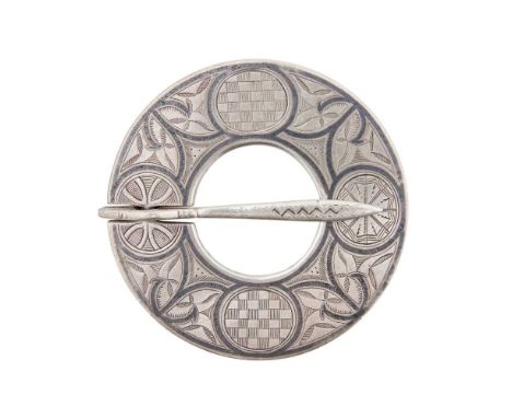 AN 18TH CENTURY NIELLO ANNULAR BROOCH of traditional circular outline, with engraved scroll and geometric patterns, niello en