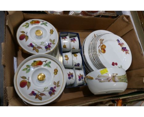 Box of Royal Worcester Evesham dinner plates, casserole  dishes, ramekins etc