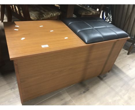 VINTAGE OTTOMAN SEAT