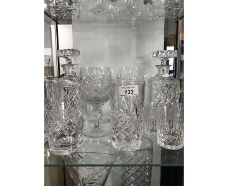 1 SHELF OF CRYSTAL GLASS