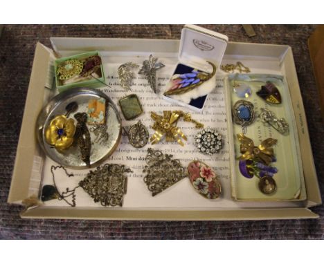 BROOCHES - a collection of vintage costume jewellry brooches to include coloured enamel, simulated stones and faux diamonds. 