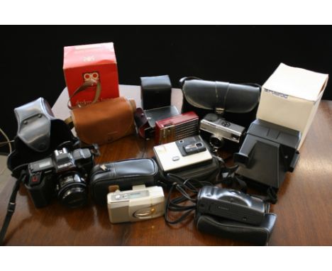 CAMERAS - a box of cameras  to include a Nikon Lite Touch, a Patterson Dark Room lamp in original box, a Minolta CF-70L in or