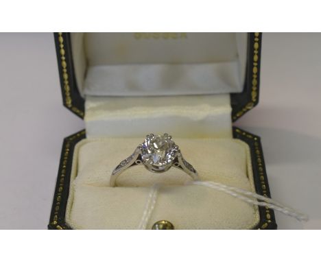 A old mine cut brilliant 2.24ct diamond ring, having platinum mount and diamond shoulders, with certificate, clarity: interna