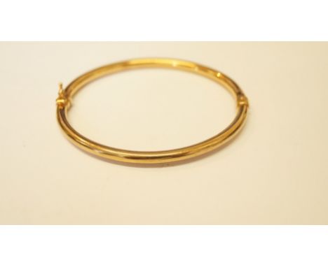 A 9ct yellow gold oval bangle, 5g.