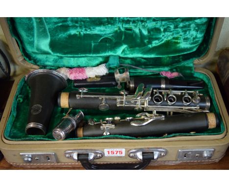 A Singh clarinet, in fitted case. 