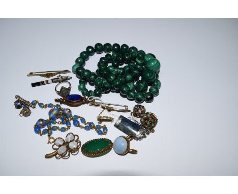 A small collection of early twentieth century jewellery, to include a lapis lazuli brooch; a striped agate arrow; a chalcedon