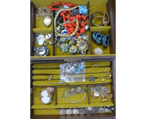 A box of costume jewellery including a 9ct gold ring, 1.5g, K