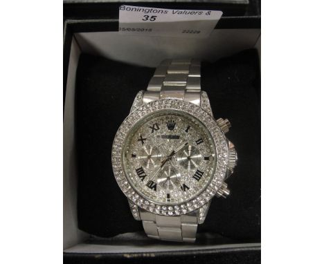 A gentleman's fashion chronometer-style watch