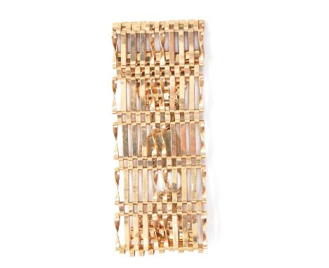 A 9 carat yellow gold gate link bracelet, ten twisted and plain bars overall 32mm wide, fitted with a padlock fastener and sa