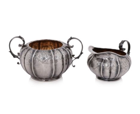 A GEORGE V SILVER SUGAR BOWL AND CREAM JUG
Elkington & Co., Birmingham, 1921, retailed by Ellis Bros Ltd, melon fluted form d