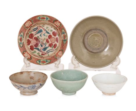 A GROUP OF FIVE ASSORTED CERAMIC WARES
A moulded Longquan celadon bowl, an olive glazed earthenware dish with moulded floret 